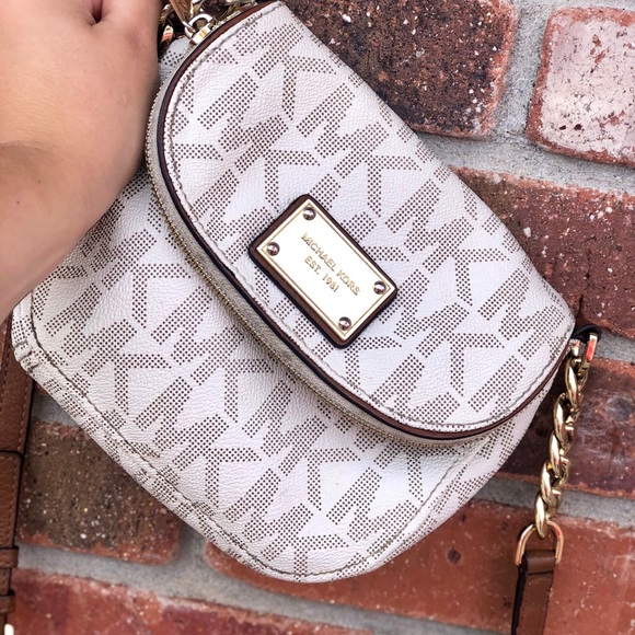 Michael Kors Handbags - HP🎉Michael Kors vanilla small flap crossbody bag